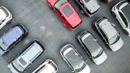 7 mașini ce riscă să fie interzise în parcările publice. Modelele penalizate de infrastructura veche