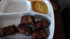 "Fraților, ăștia au tăiat micul pe din două!". Câți lei a plătit un turist pentru 5 jumătăți de mic, la preț de mici întregi, într-un restaurant din Rarău