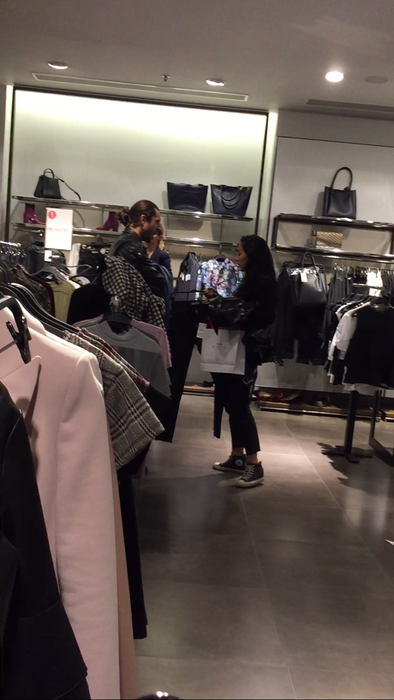 Departe de a se arăta plictisit că e "târât" la cumpărături, Adrian i-a oferit sfaturi pertinente lui Ruby