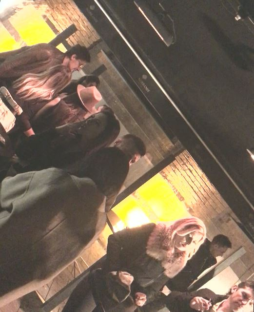 Lukasz, alături de prieteni, în club