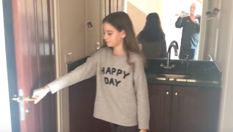 Irinel Columbeanu o încurajează pe fată, care are deja zeci de mii de fani pe Youtube
