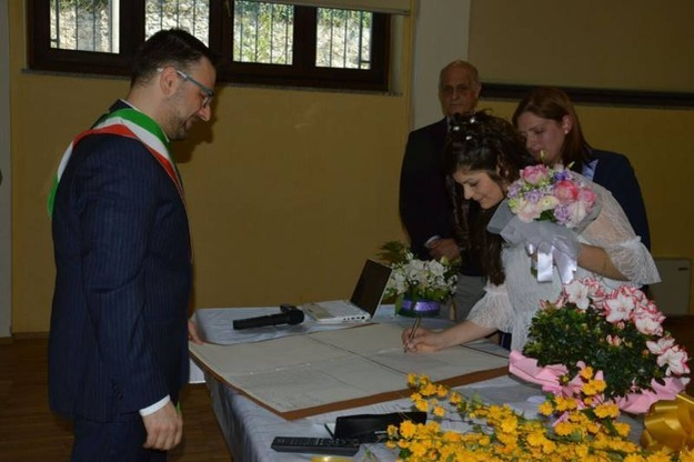 O româncă lesbiană s-a căsătorit cu iubita sa, în Italia! Cele două tinere au deja o fetiţă împreună
