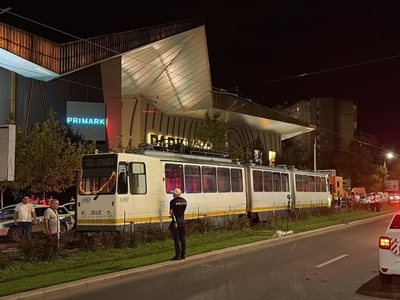 Pieton lovit de un tramvai în față la Park Lake. Victima ar fi traversat strada printr-un loc nepermis