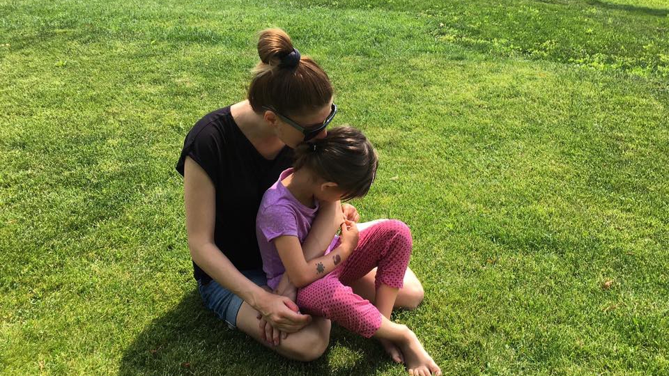 TILY NICULAE, momente groaznice cu fetiţa ei! Copila şi-a smuls singură firele de la operaţie, după ce a suferit o intervenţie chirurgicală