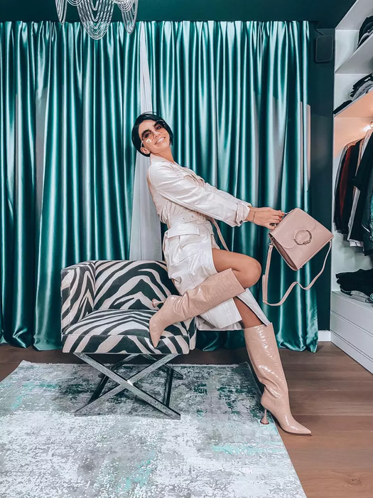 Cum arată casa în care locuiesc Adelina Pestrițu și Virgil Steblea. Vila are un living spațios și un dressing imens