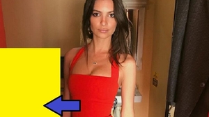 Aflată în România, femeia cu cei mai frumoşi sâni naturali din lume a gafat! Detaliul ruşinos din poza în care Emily Ratajkowski poartă o “little red dress”: ""Aş fi tăiat în Photoshop..."