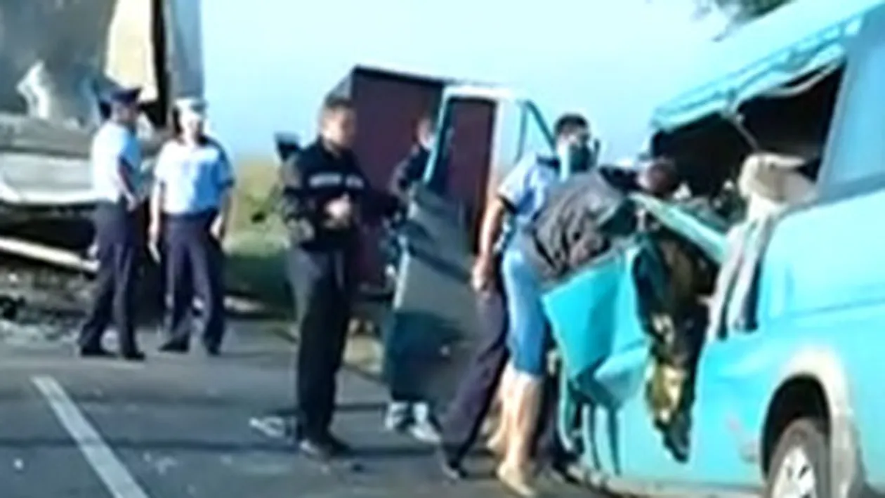Grav accident in Ialomita! 4 morti si 14 raniti, dupa ce un microbuz a intrat intr-un tir stationat