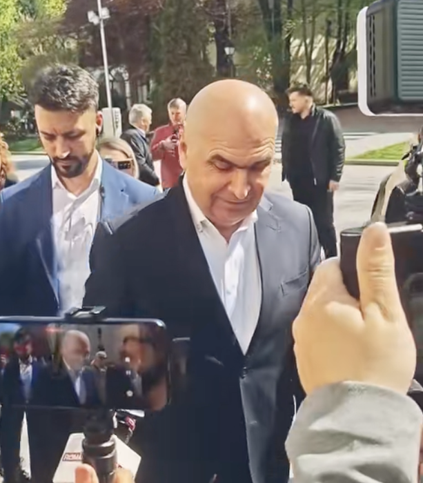Un alt ofițer SPP a atras toate privirile, după cel din echipa lui Nicușor Dan! Cum arată bărbatul din staff-ul lui Ilie Bolojan, devenit viral pe TikTok