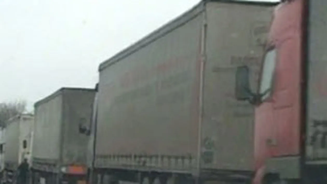 Zeci de soferi de TIR petrec Craciunul la vama, din cauza restrictiilor de trafic