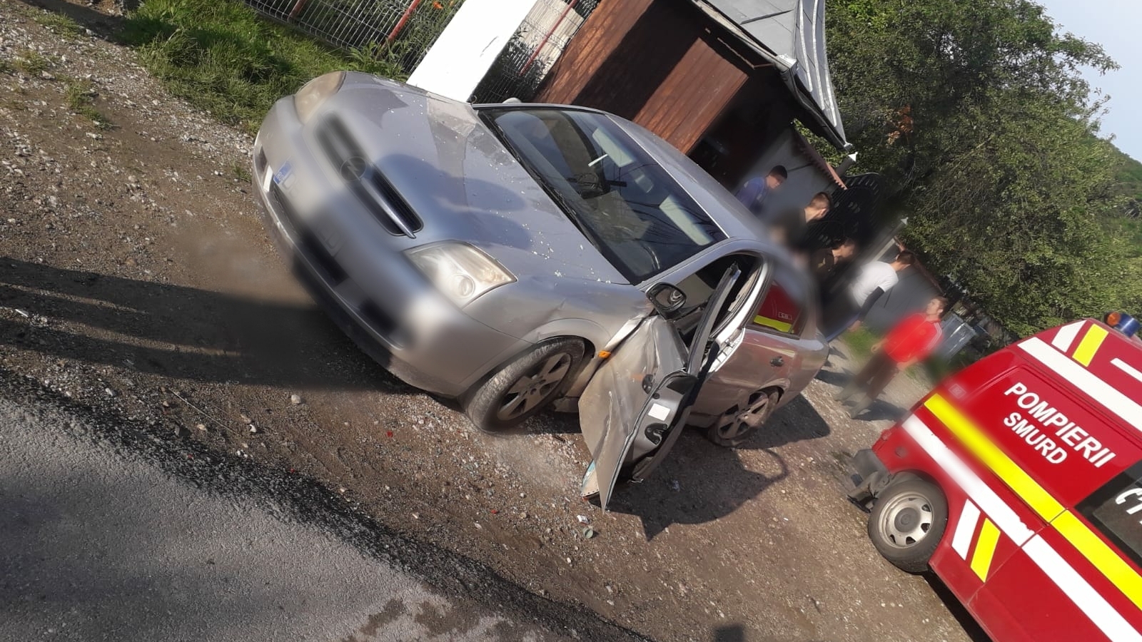Un șofer a intrat într-un cap de pod, a lovit un autoturism și un pieton, apoi a fugit