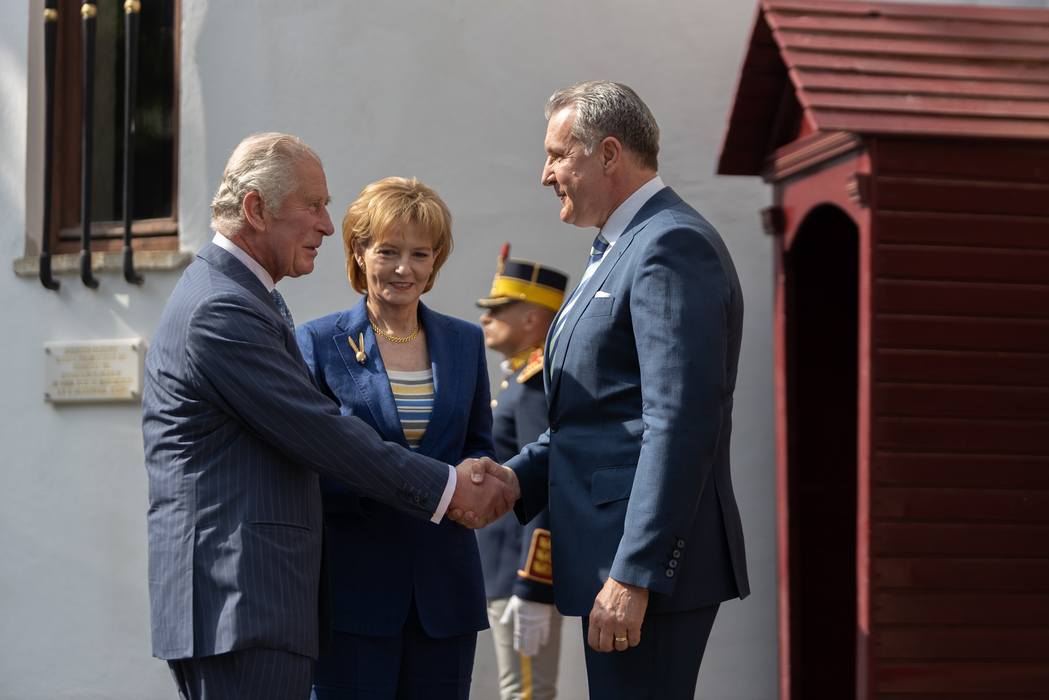 Principele consort Radu se salută cu Charles al III-lea