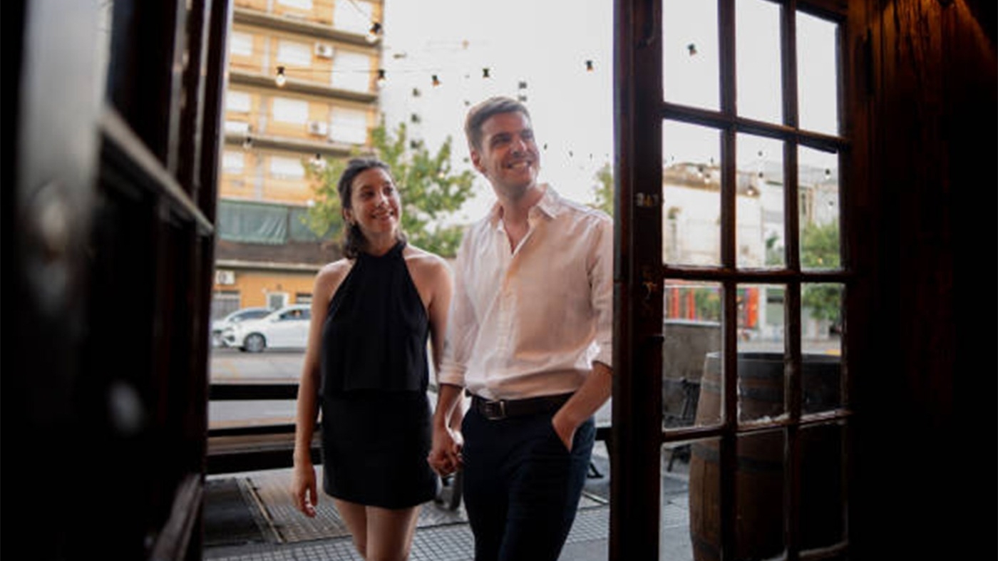 Bărbatul sau femeia? Cine trebuie să intre primul într-un restaurant sau în bar, de fapt