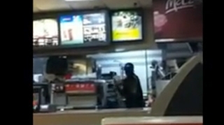 VIDEO Doua femei, batute crunt de casierul unui lant de restaurante fast food din America! Vezi aici de ce