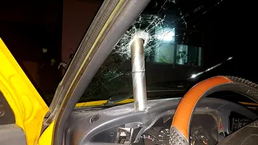 Un proiectil militar a căzut pe o maşină, în Craiova, direct în parbrizul unei mașini. Alte două proiectile, ridicate din același cartier