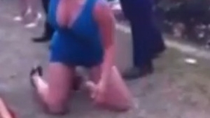Moartă de beată, singura ei preocupare a fost să lovească bărbaţii în nas! Uite ce scandal a făcut domnişoara la Cupa Melbourne