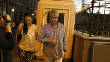 Ai zice ca sunt doi adolescenti indragostiti! Fostul premier si-a plimbat logodnica prin centrul Vechi!