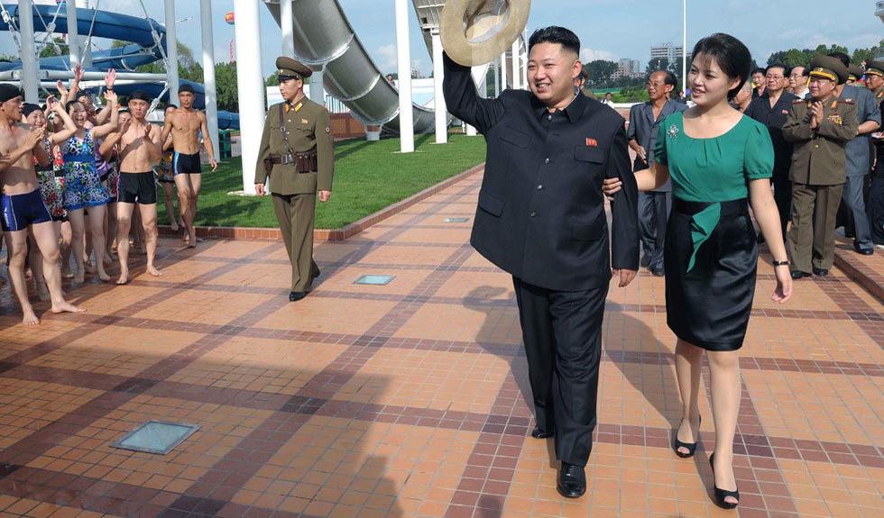 Toată lumea îl ştie pe liderul nord-coreean, Kim Jong-Un, dar puţini o cunosc pe soţia lui! Ri are 28 de ani şi are trei copii