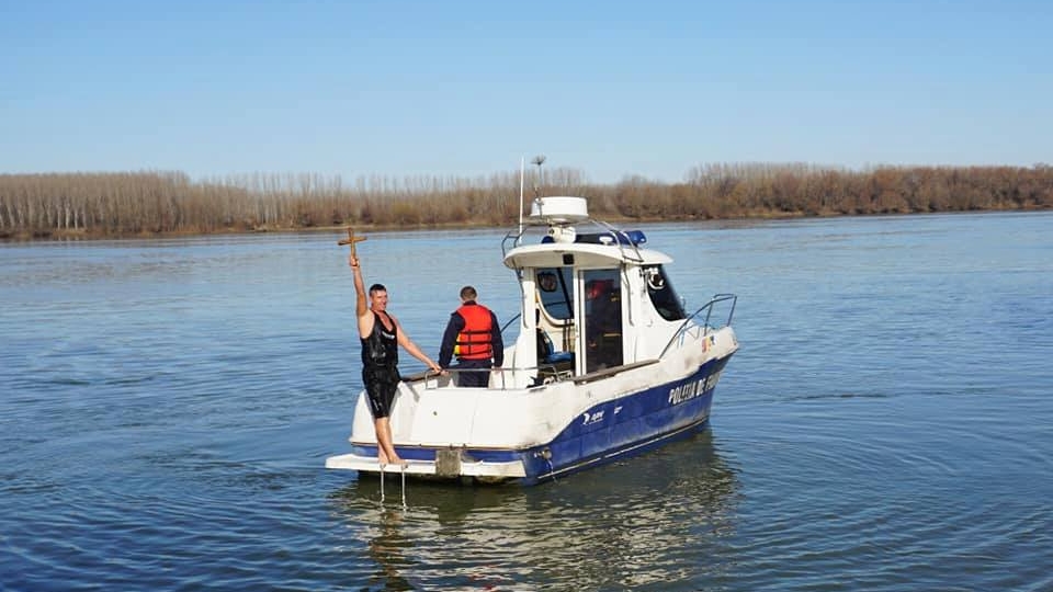 El este curajosul care, de 14 ani, scoate crucea din Dunăre, la Calafat, de Bobotează