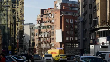 Garsoniera din Târgu Mureș care a creat un val de controverse. Patul e lângă bucătărie, iar dușul lângă birou: ”Unde e toaleta?!”