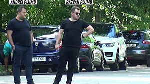 I-am filmat ”în flagrant”! Băieţii doamnei ministru au ”operat” un BMW în parc…