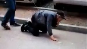 Să vezi și să nu crezi! Un individ din Gorj a fost filmat în timp ce se plimbă pe străzi cu un bărbat ținut în lesă