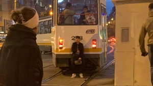 Povestea din spatele acestei fotografii din București. Ce făcea această femeie în spatele tramvaiului