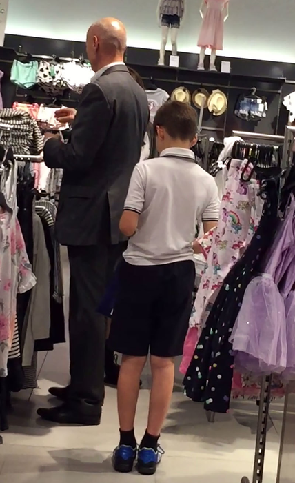 Bogdan Olteanu vrea să alegă un tricou frumos pentru fiul său