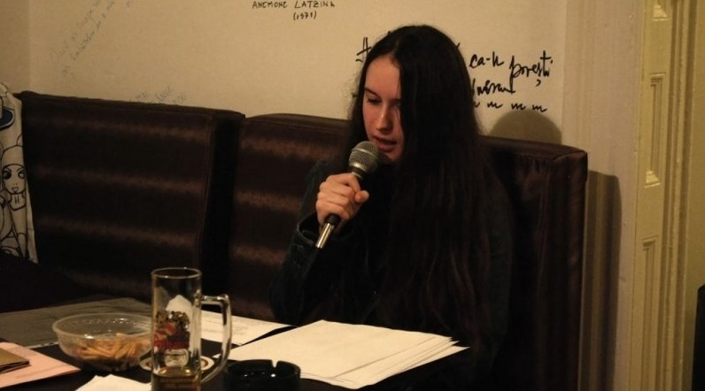 Veste şocantă în lumea artiştilor! O scriitoare de la noi s-a sinucis de ţeava de gaze. Ce au descoperit poliţiştii