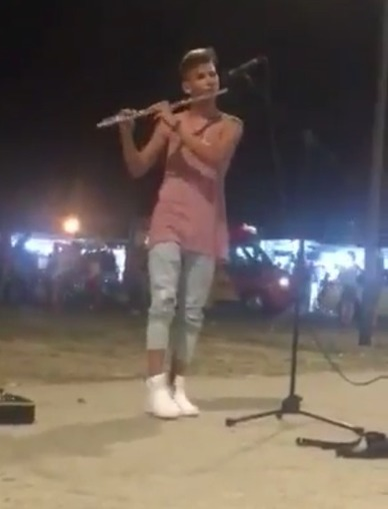 Puştiul a mai susţinut concerte prin ţară, dar de cele mai multe ori a cântat pe străzi