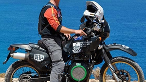 A facut inconjurul Australiei cu o motocicleta alimentata cu ulei de gatit