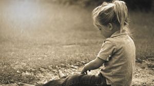 Tragedie într-o localitate suceveană. O copilă de 3 ani a murit, după ce a fost călcată cu mașina de propriul tată