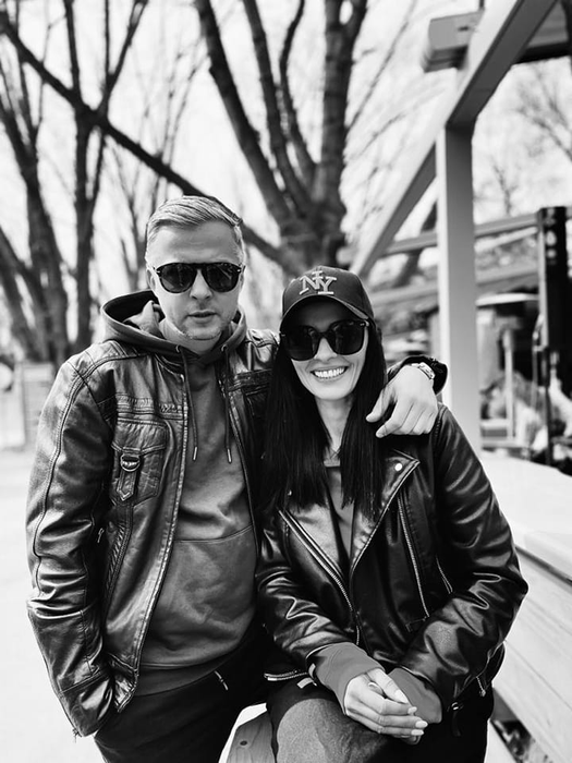 Alex Gully a postat două fotografii ce-l înfățișează alături de Cosmina Păsărin / (Sursa: Facebook)