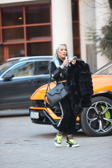 Loredana Chivu și-a dat jos blana, să poată "prelua" mai ușor coletele (Foto: CANCAN.RO)