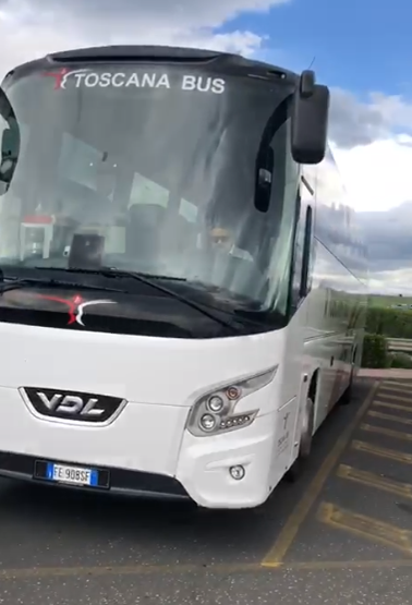 Cu acest autocar au fost transportați, luni, pasagerii de la un aeroport la altul