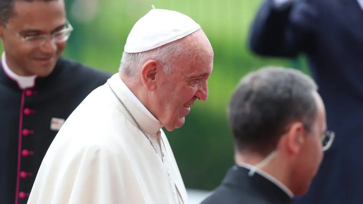 Papa Francisc a ajuns în România. Ce ținută a purtat Carmen Iohannis la aerportul Otopeni
