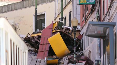 Care ar fi cauza deraierii funicularului Gloria din Lisabona. Primele concluzii în cazul accidentului