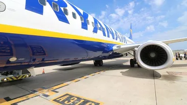 Un pasager român a vrut să deschidă ușa avionului, în timpul zborului! Panică la bordul avionului