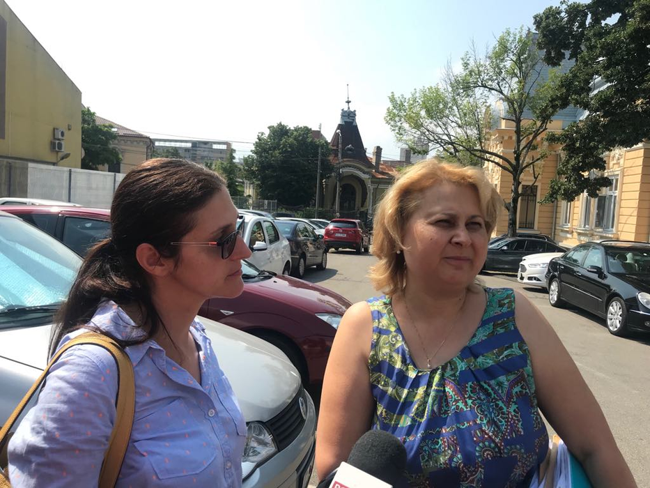 Ramona Săcărin (stânga) a venit însoțită de trei avocate la proces