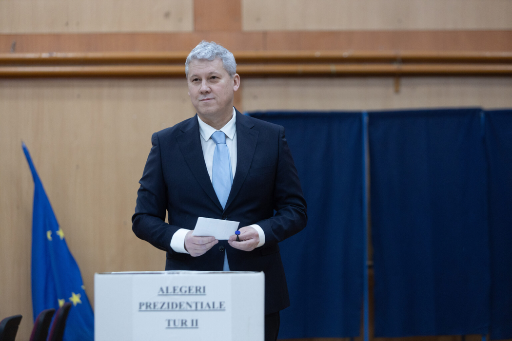 Catalin Predoiu, presedinte PNL si premier interimar, isi exercita dreptul la vot, in cel de-al doilea tur de scrutin al alegerilor prezidentiale, in Bucuresti, duminica, 18 mai 2025. ALEXANDRA PANDREA/GMN/MEDIAFAX FOTO