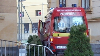Suparat pe viata! Un barbat a aruncat cu pietre in ambulanta care urma sa-l transporte si a muscat un paznic de la spitalului