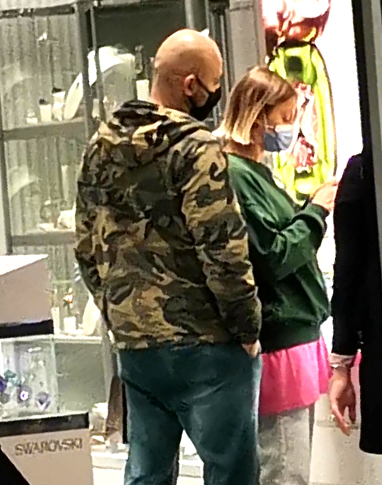 Alexandra Stan, la shopping cu "bodyguardul" după ce ar fi primit amenințări