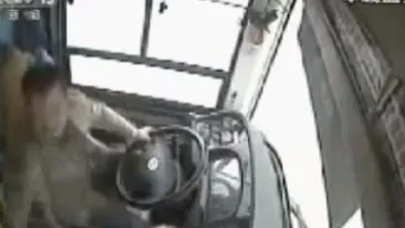 Un autobuz a căzut de la 50 de metri: 15 morți! Ce făcea șoferul cu o pasageră, înainte cu câteva secunde de tragedie