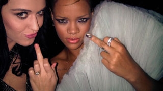 Katy Perry si Rihanna, poze cu semne obscene pe Twitter