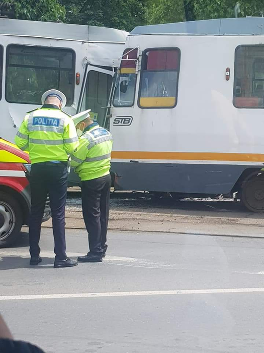 Două tramvaie s-au ciocnit frontal în Capitală. 7 persoane au fost rănite