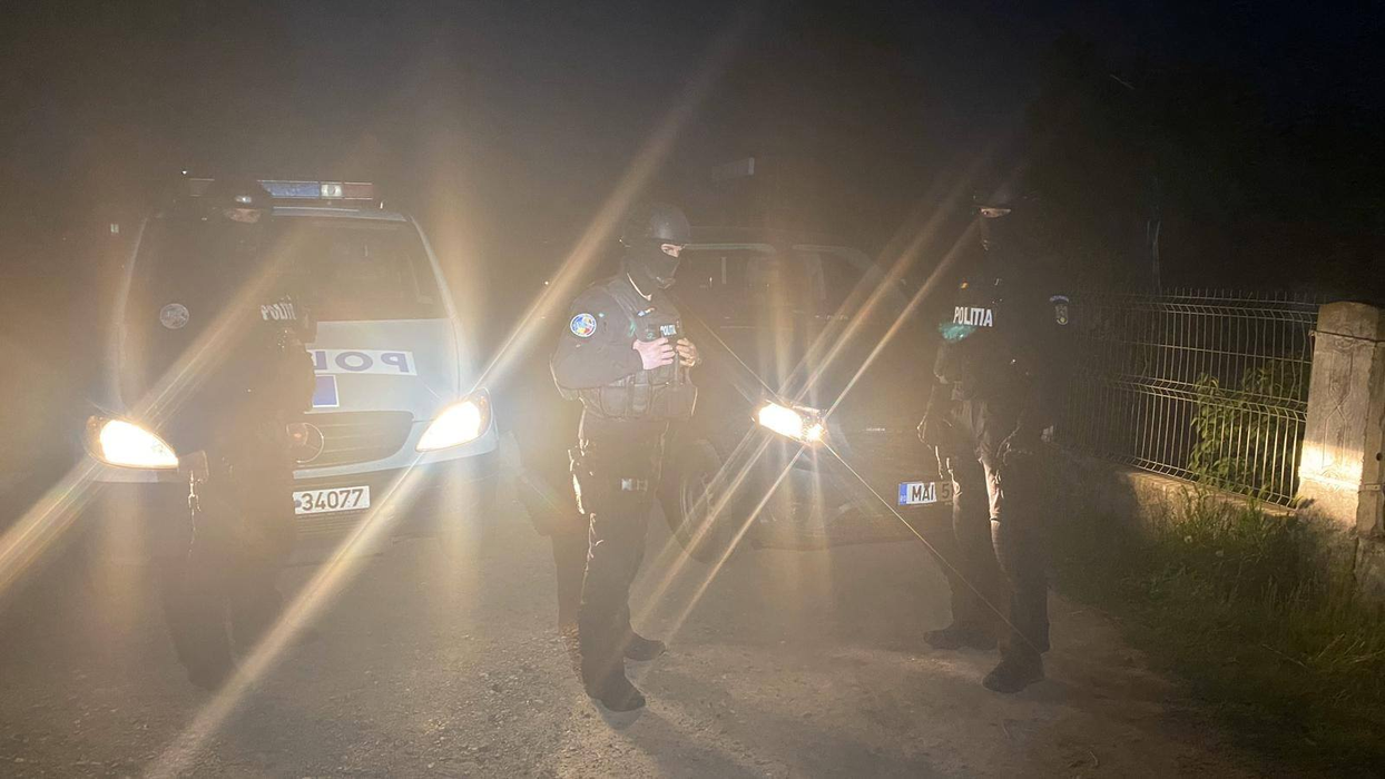 Monștrii din Bacău au evadat din arestul la domiciliu. Un controlor și iubita lui au violat și torturat o tânără prinsă fără bilet