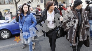 EXCLUSIV! Citeste dialogurile dintre Alina si sotul ei, dupa ce acesta a aflat ca ea are o relatie cu o femeie