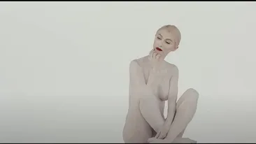 Andreea Bălan, complet goală în clipul noului single! Detaliile care au atras atenția la melodia “Am crezut în basme”