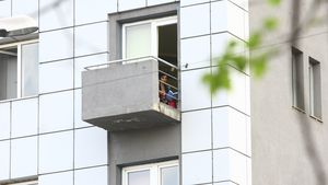 Imagini incendiare cu Bahmu! A doua zi dupa ce a suferit trei operatii, a fumat ca o serpoaica la balconul spitalului!
