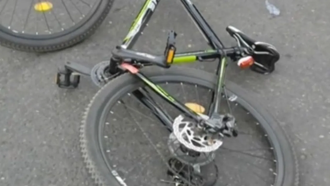 Un biciclist a murit, după ce a fost aruncat în faţa maşinii!
