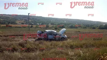 Neatenția le putea costa viața! Mașina în care se aflau două tinere din Bârlad a fost spulberată de tren, după ce șoferița a ignorat avertizările mecanicului de locomotivă